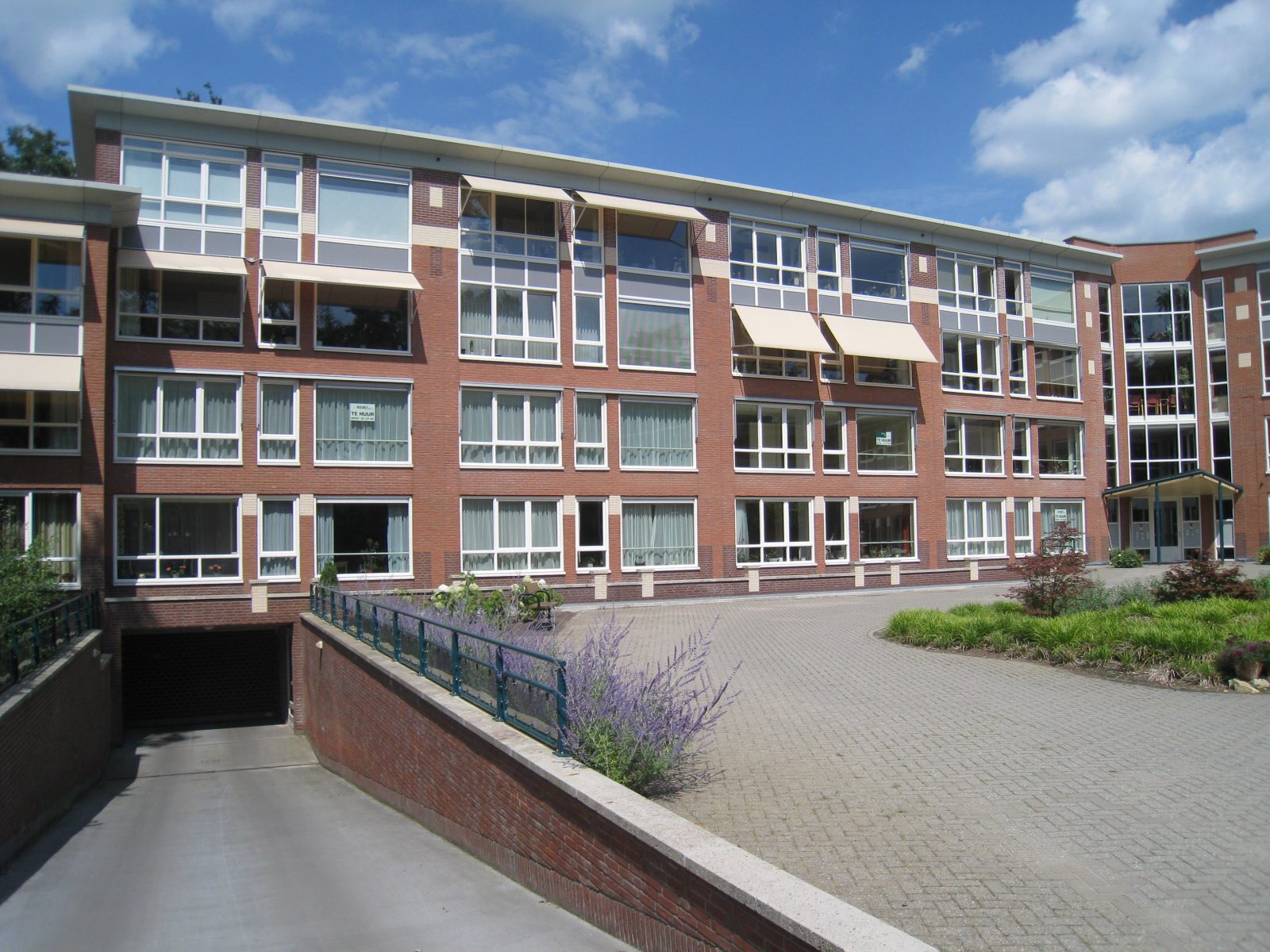free-sector-houses for rent on Bloemendalsweg 11-f20